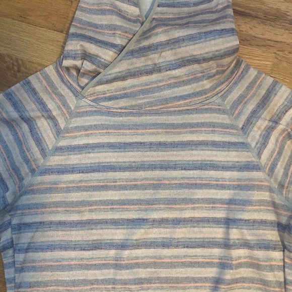 W's Patagonia Striped Sun Shirt Hoodie - Picture 2 of 6